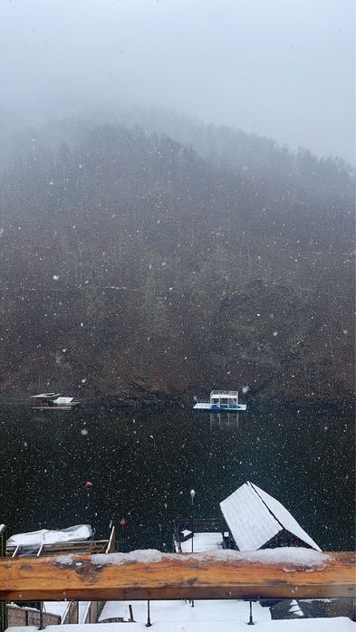 Inchiriez cabana cu ponton pe malul lacului tarnita