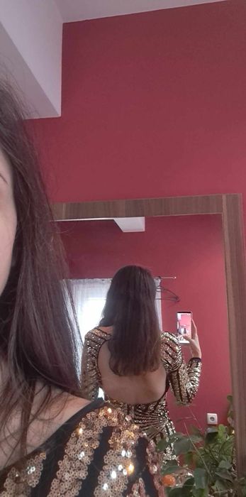 Златиста рокля с гол гръб