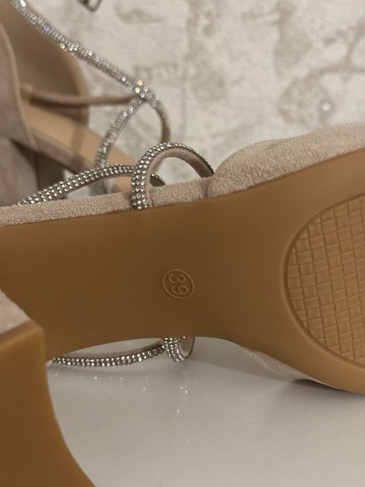 Новые бежевые туфли 39 р