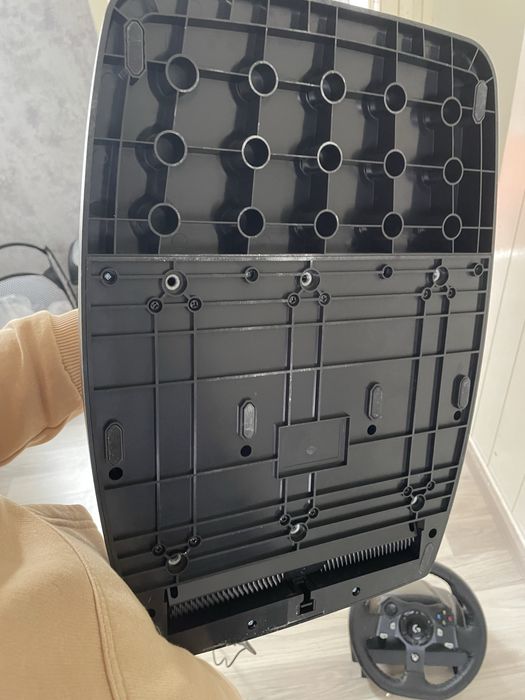 Продавам Logitech G920 Driving Force + скоростен лост и педали