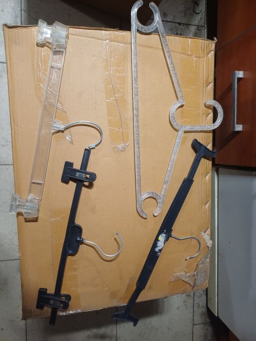 Манекени и закачалки за дрехи