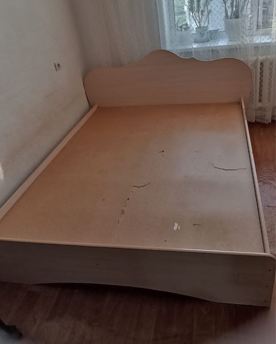 Продам кровать без матраса