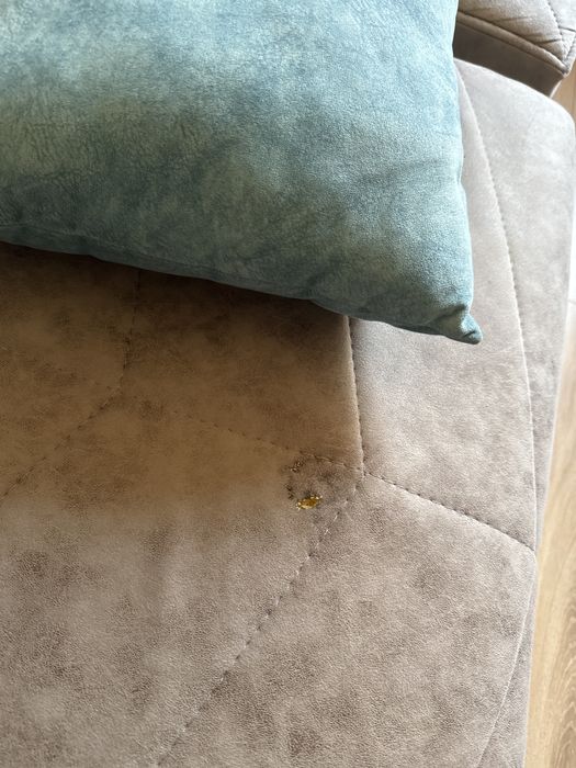 Хорошая качественная мебель с двумя пуфиками