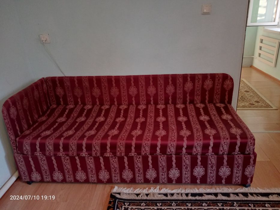 Кровать внизу комод