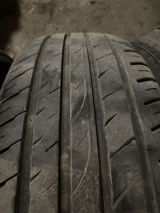 Адам ағып жатқан шәует компиляциясын жалайды