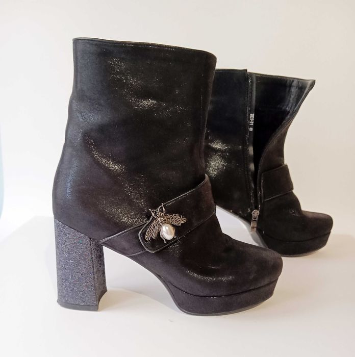 Дамски боти черни на платформа с висок брокатен ток и брошка