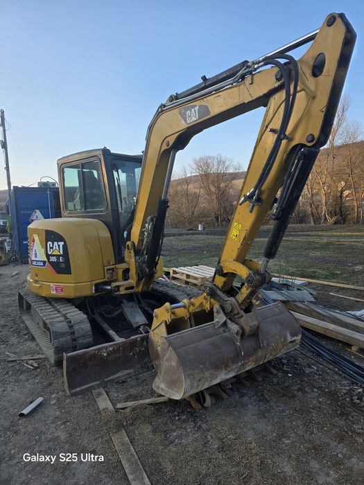 Vând cat 305 cu 4025 ore