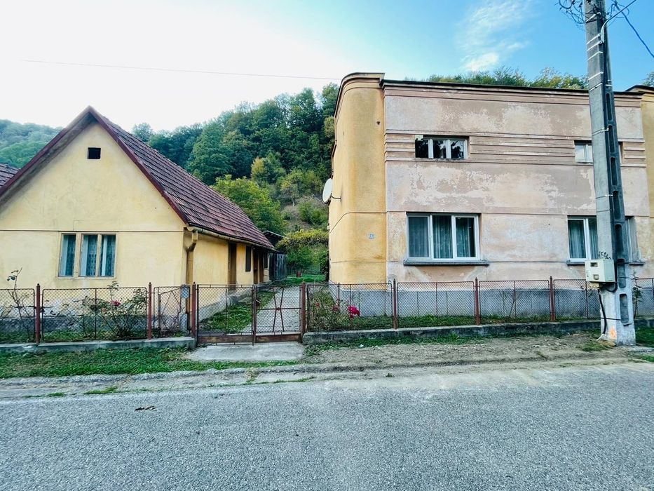 Casă de vânzare și anexă, teren 2287 mp