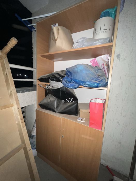 ағаштан жасалған стол және шкаф