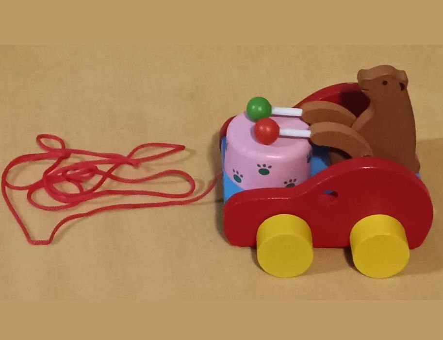 Дървени играчки на колелца с въженце за дърпане