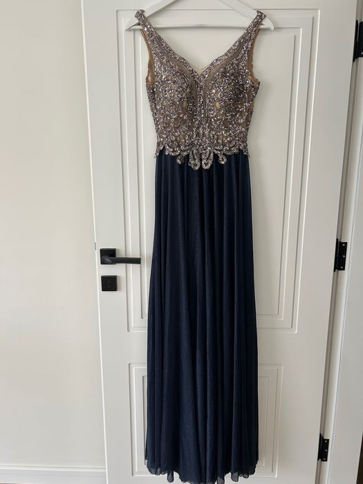 Продавам дълга официална рокля