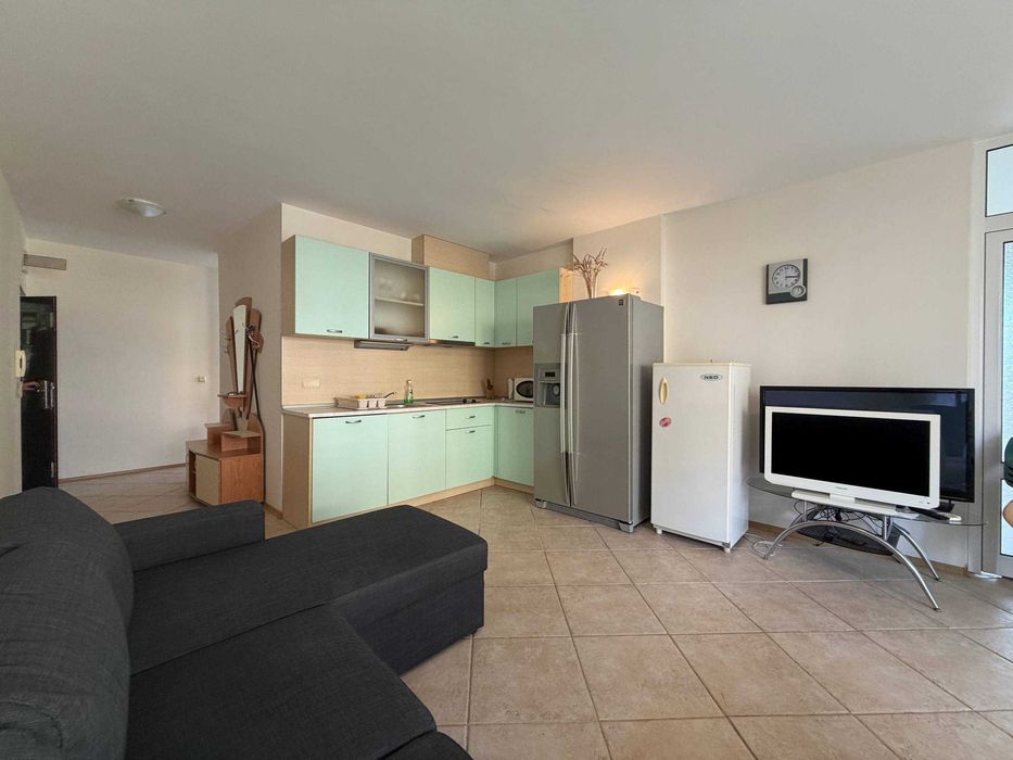 Обзаведен тристаен апартамент, Първа линия