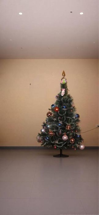 Елка с елочными игрушками