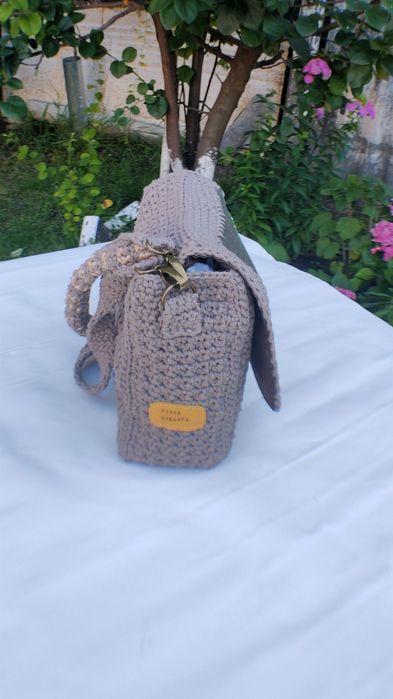 Geantă unicat, croșetată 100% manual, cu panou pictat și broderie 3D
