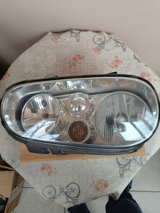 Преден десен фар Голф 4