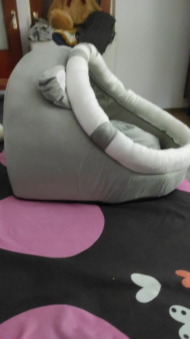 Litieră mare,boluri și un pătuț de pisici