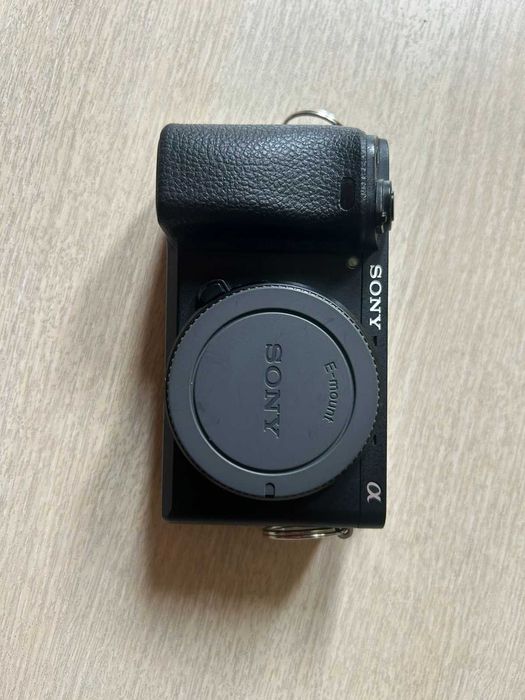 Sony a6300 + чанта с аксесоари