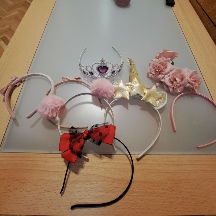 Красиви шноли за коса и диадеми