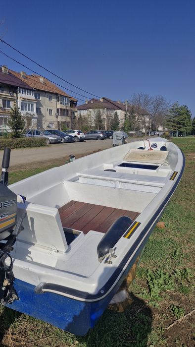 Barca Pescuit si Agrement