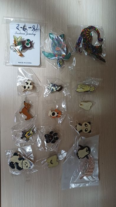 Brose metalice cu pin, figurine caței, panda, dinți - martisoare
