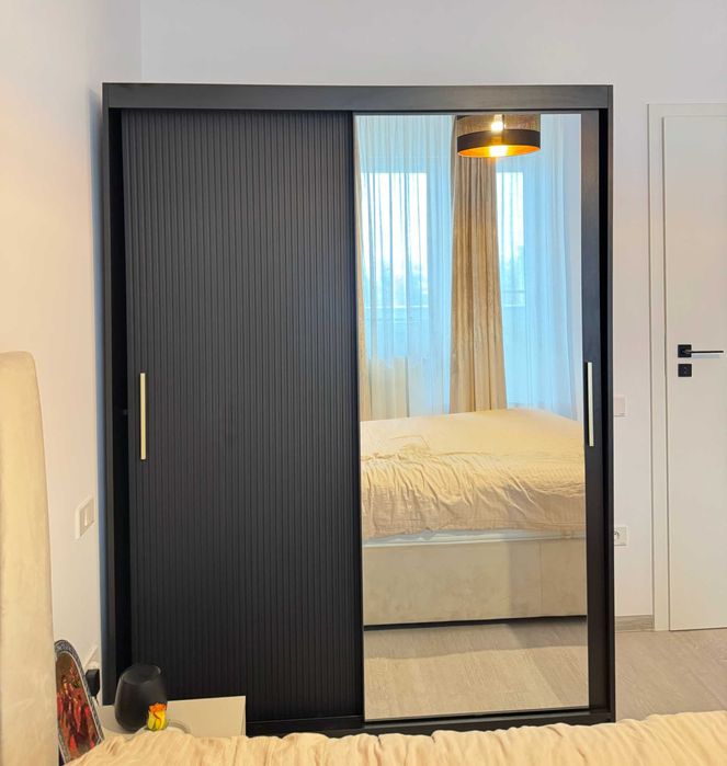 Dulap MDF Hartford 402 negru și auriu în stare foarte bună