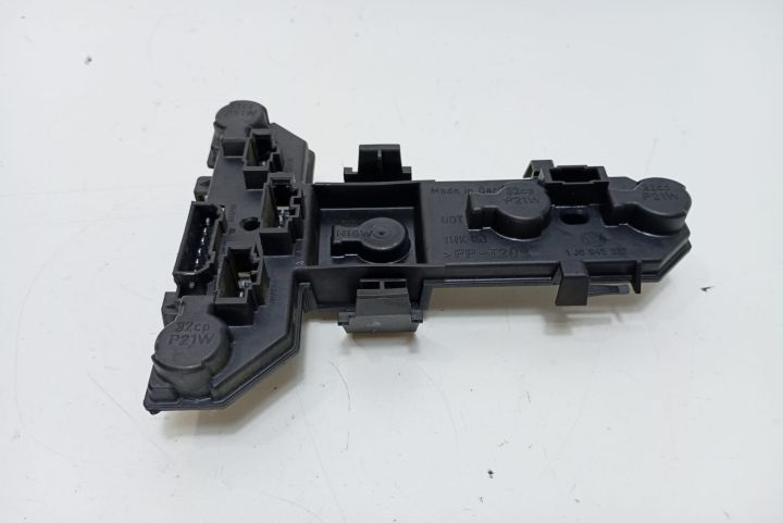 Soclu  Stop Stanga  1J6945257 Volkswagen VW Golf a 4-a generatie