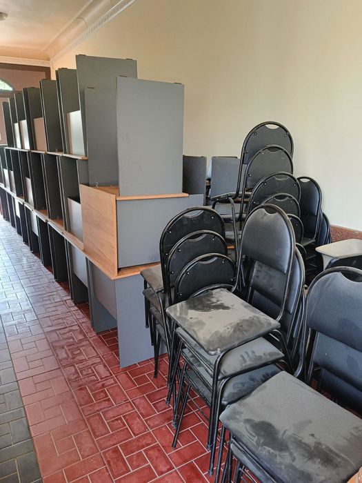 Офисные рабочие столы со стульями