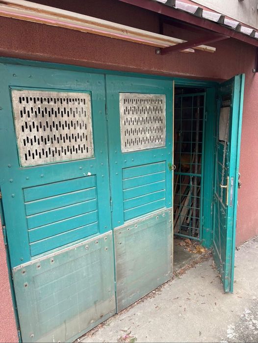 Apartament și 2 garaje de vânzare