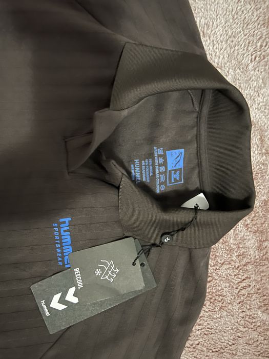 Това е кафява тениска Hummel с технология BeeCool.