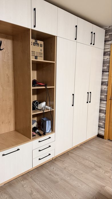 Продается шкаф в прихожую