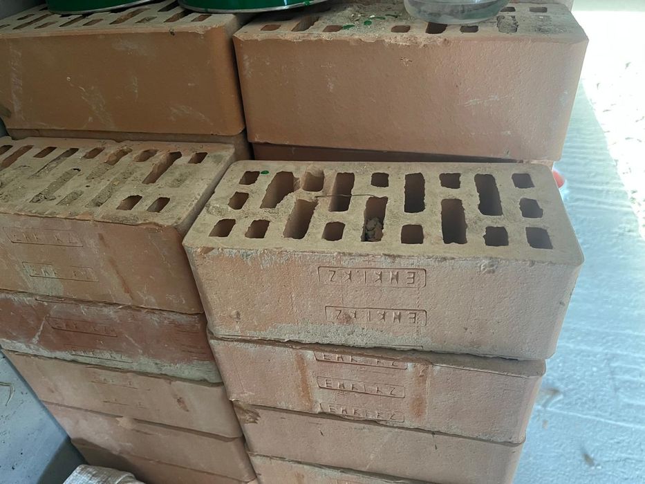 Продам кирпичи б