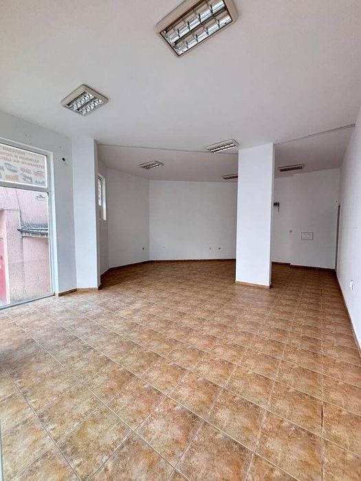 Дава се под наем Магазин в Бургас, Меден рудник - зона А - 55 кв.м за 255 € - Снимка #1