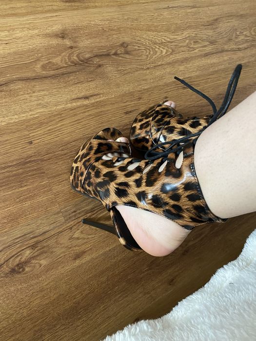 Tocuri 15 cm ,marime 35 ,ne purtate ,pret negociabil