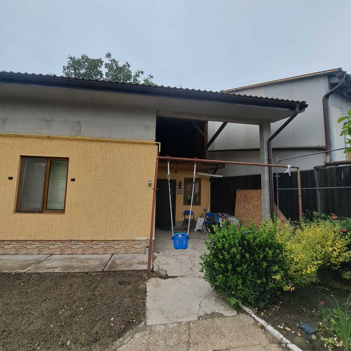Apartament la curte spre închiriere