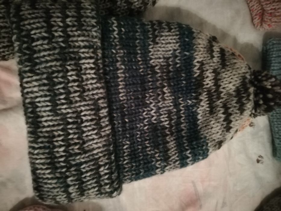 Топли шапки от висококачествени материи. И плетени от вълна, мохер.