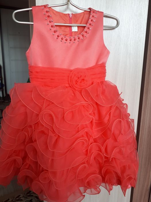 Продам красивые платья от 4000