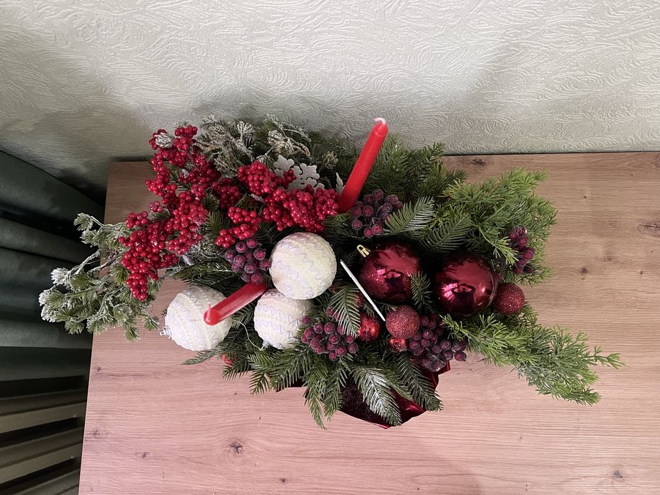 Продам елочную декорацию-букет, есть подсветка, бонус игрушка гном