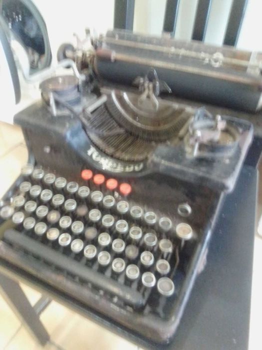 Продавам стара пишеща машина Торпедо.Нужно е да се почисти и смаже.