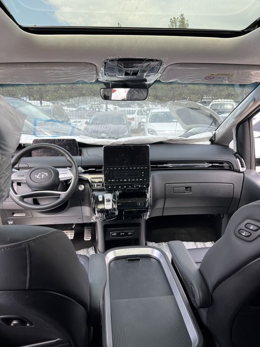 Hyundai staria 2022 год