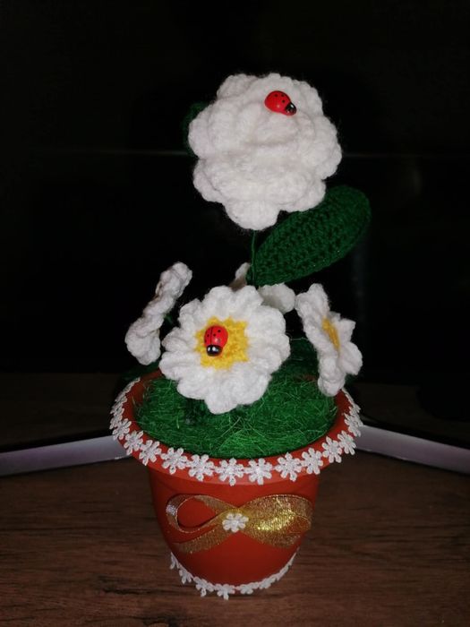 Flori croșetate manual, unicat, în ghivec