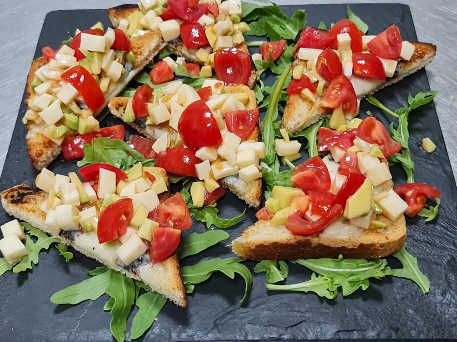 Servicii catering pentru companii! Inchiriere saloane pentru diverse evenimente! Meniul zilei cu livrare  pentru companii!