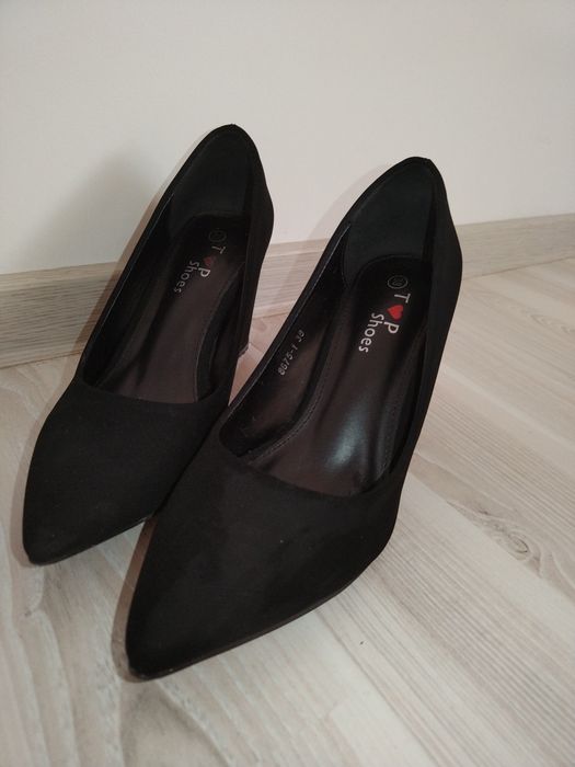 pantofi cu vârful ascuțit,