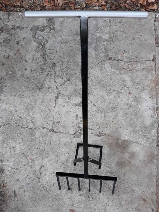 Градински инструмент за лесно обработване на почвата със степенка