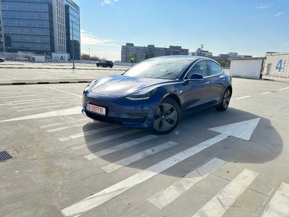 Tesla Model 3 SR+