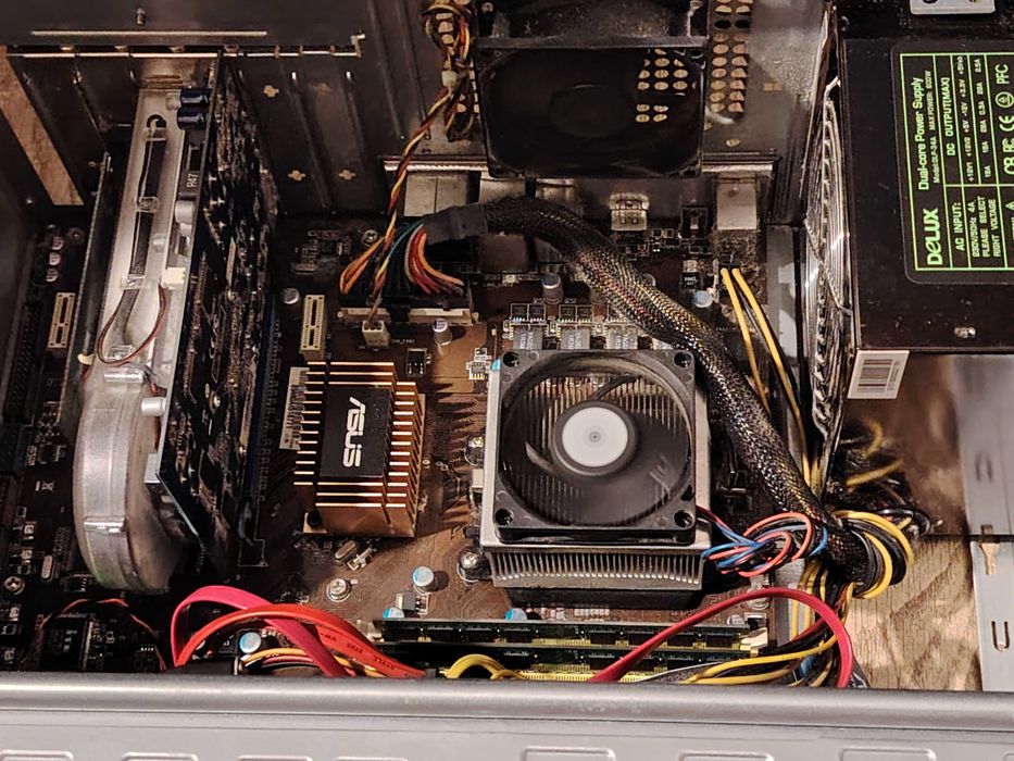 Calculator ASUS gaming cu monitor,tastatura,mouse,boxe si cabluri