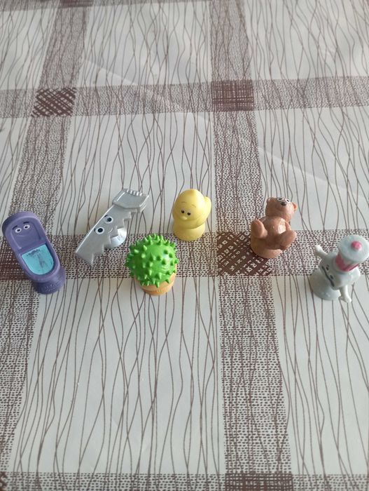 Колекция от стикита и играчки от шоколадови яйца