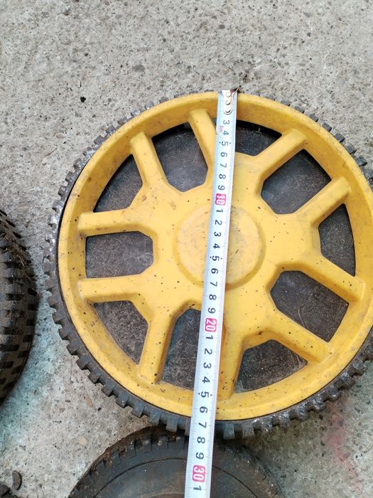 Vand diverse piese pentru mașini de iarba