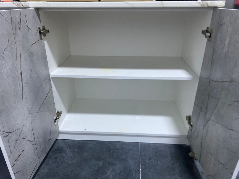 Кухонный шкаф и стол