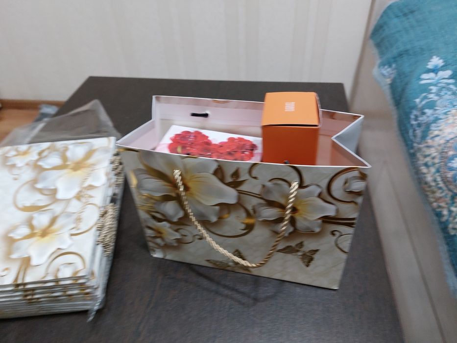 Подарочные пакеты картонные, глянцевые. Разных размеров и цветов.: 350 ...