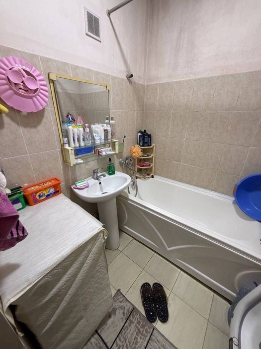 Сергели 16А да 3 хона 5 этаж ремонти билан срочно сотилади